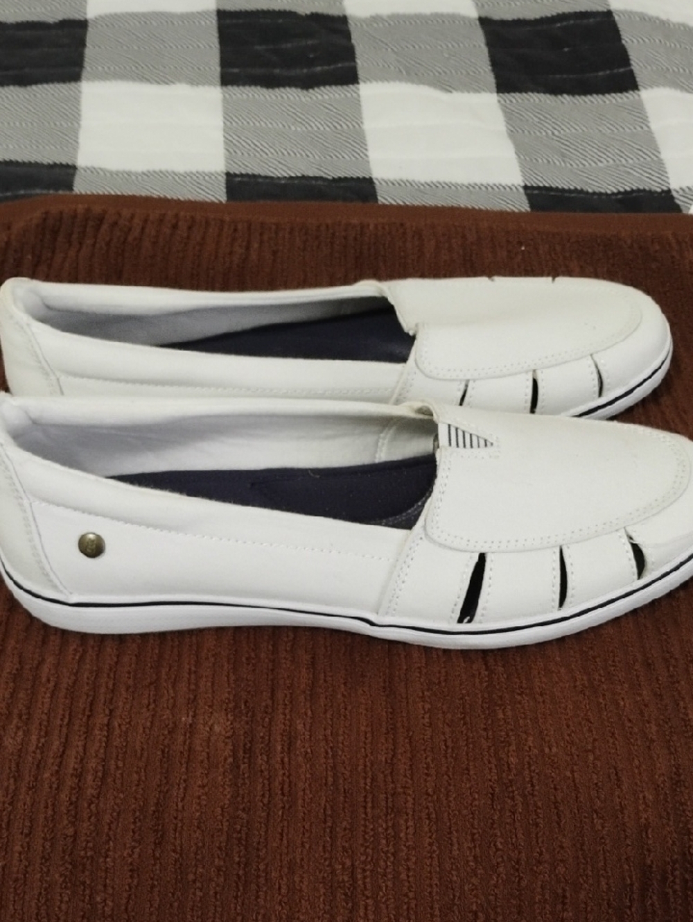 Skechers Grasshopper Women's White Slip-On Tennis Shoes - Picture 2 of 7
